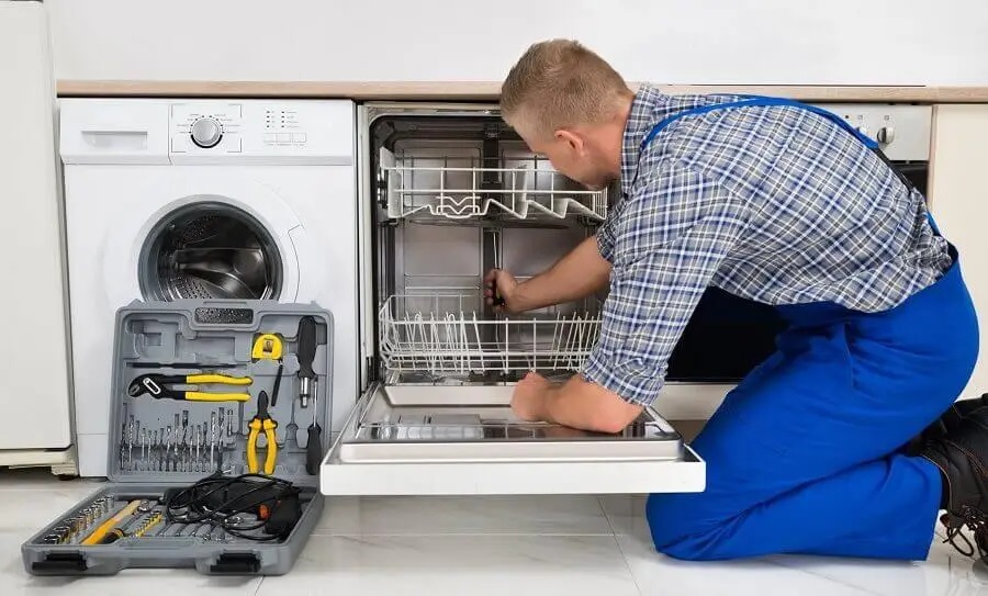Pendik Dominox servisi teknisyen ekibi beyaz eşya tamiri yaparken